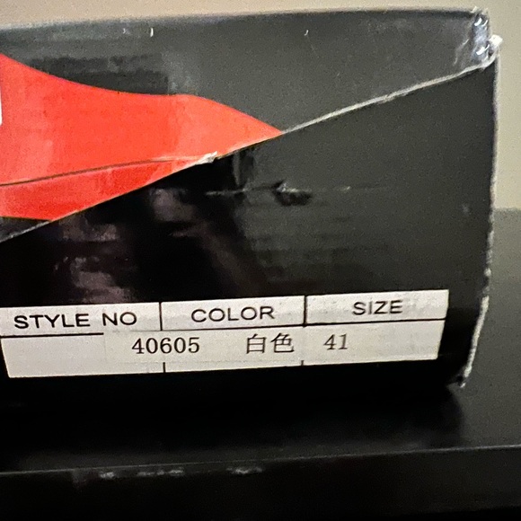 White spine heeled bootie. 5.5” heel w/ 1.5” platform. Never worn. Size 41 Eur - Picture 7 of 7